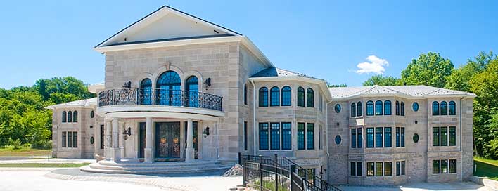 Image of mansion with seamless aluminum gutter installation